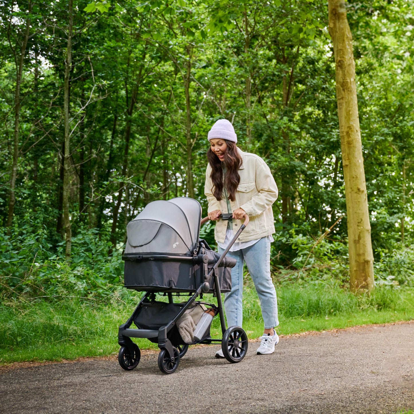 Bebeconfort Haze Trio, Poussette 3 en 1, 0-4 ans, 22 kg max, assise 2-en-1, poussette réversible et légère, siège auto bébé i-Size, pliage compact, panier spacieux, Tinted Stone