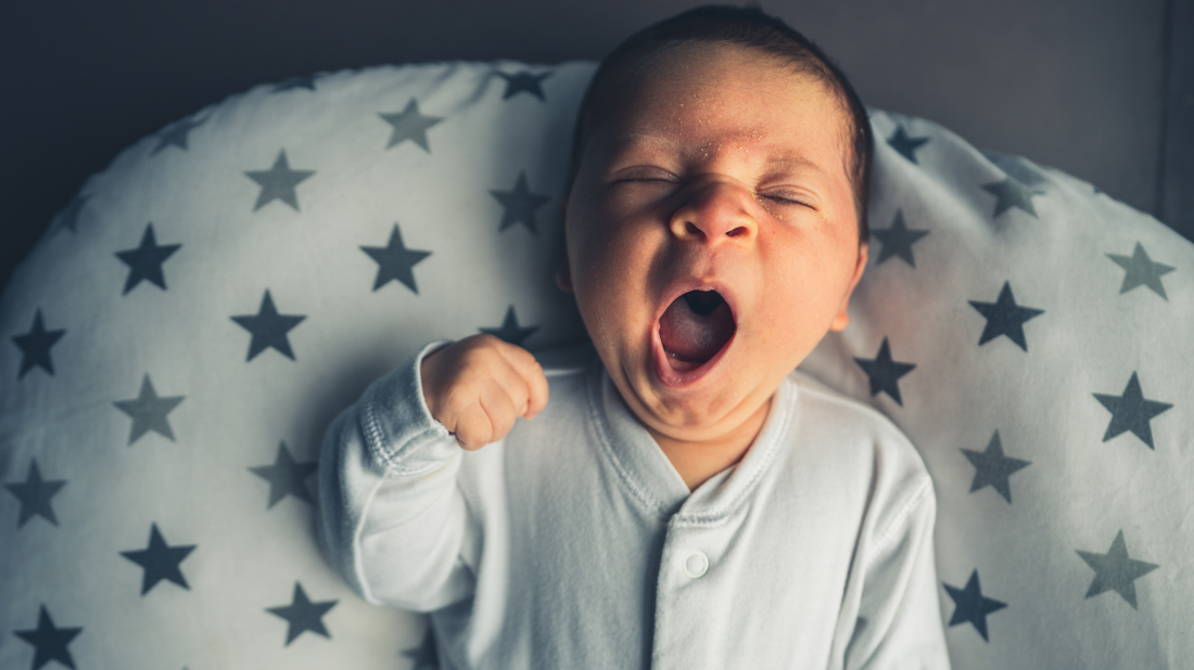 Pourquoi certains bébés se réveillent encore la nuit pendant très longtemps ?