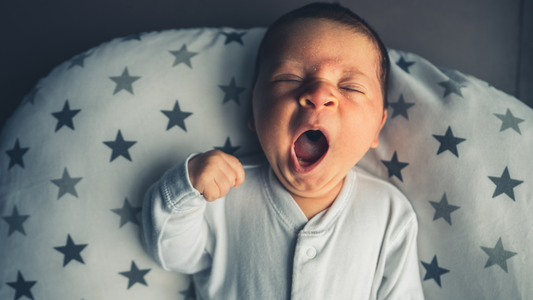 Pourquoi certains bébés se réveillent encore la nuit pendant très longtemps ?