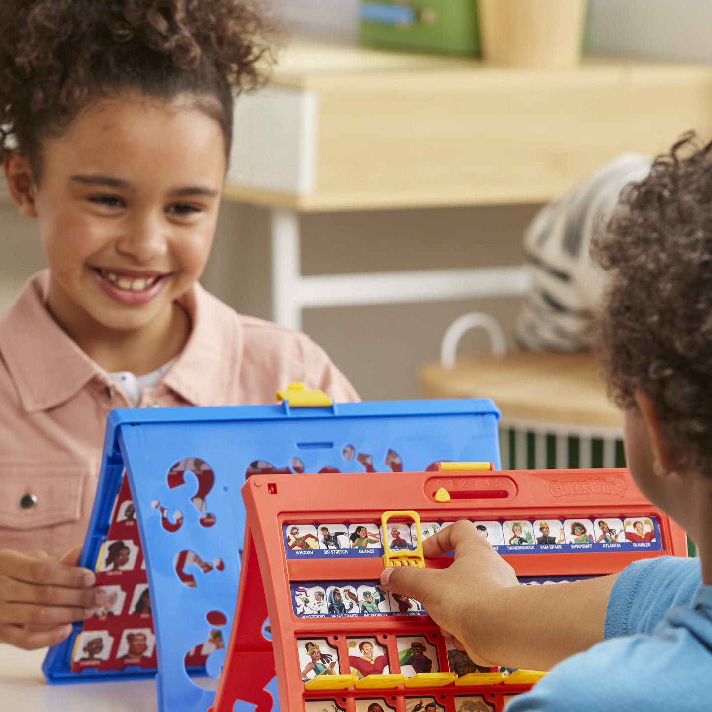 Hasbro Gaming Qui est-ce ? Jeu de Société, Célèbre Activité de Déduction pour Enfants, pour 2 Joueurs, à Partir de 6 Ans
