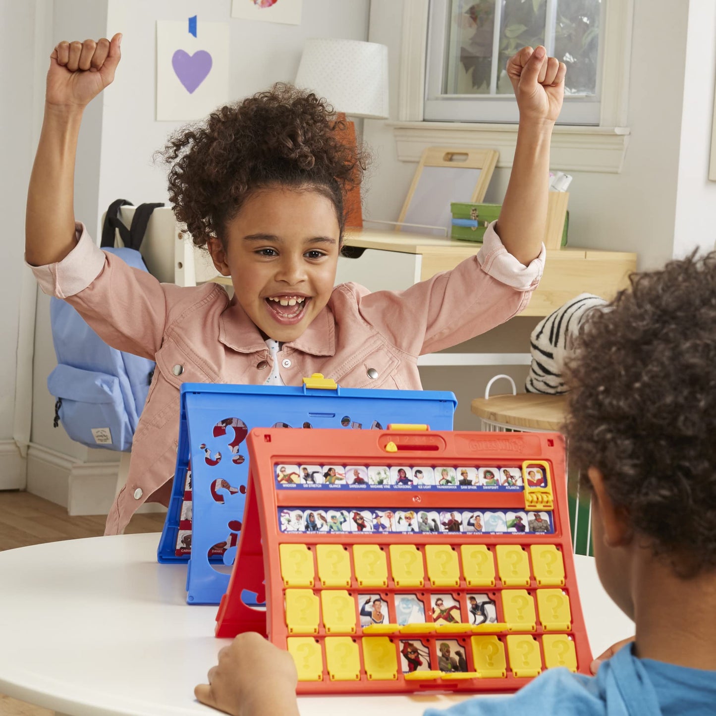 Hasbro Gaming Qui est-ce ? Jeu de Société, Célèbre Activité de Déduction pour Enfants, pour 2 Joueurs, à Partir de 6 Ans